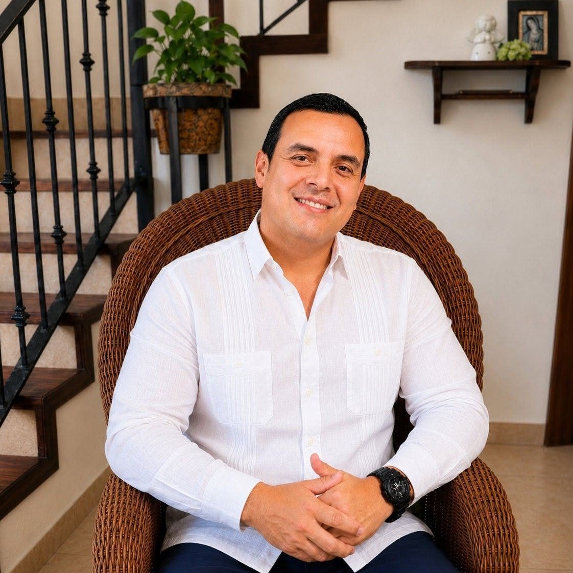 Francisco Magaña sonriendo en un entorno cálido y profesional